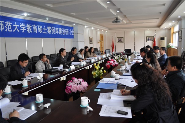 与会专家展开热烈的研讨